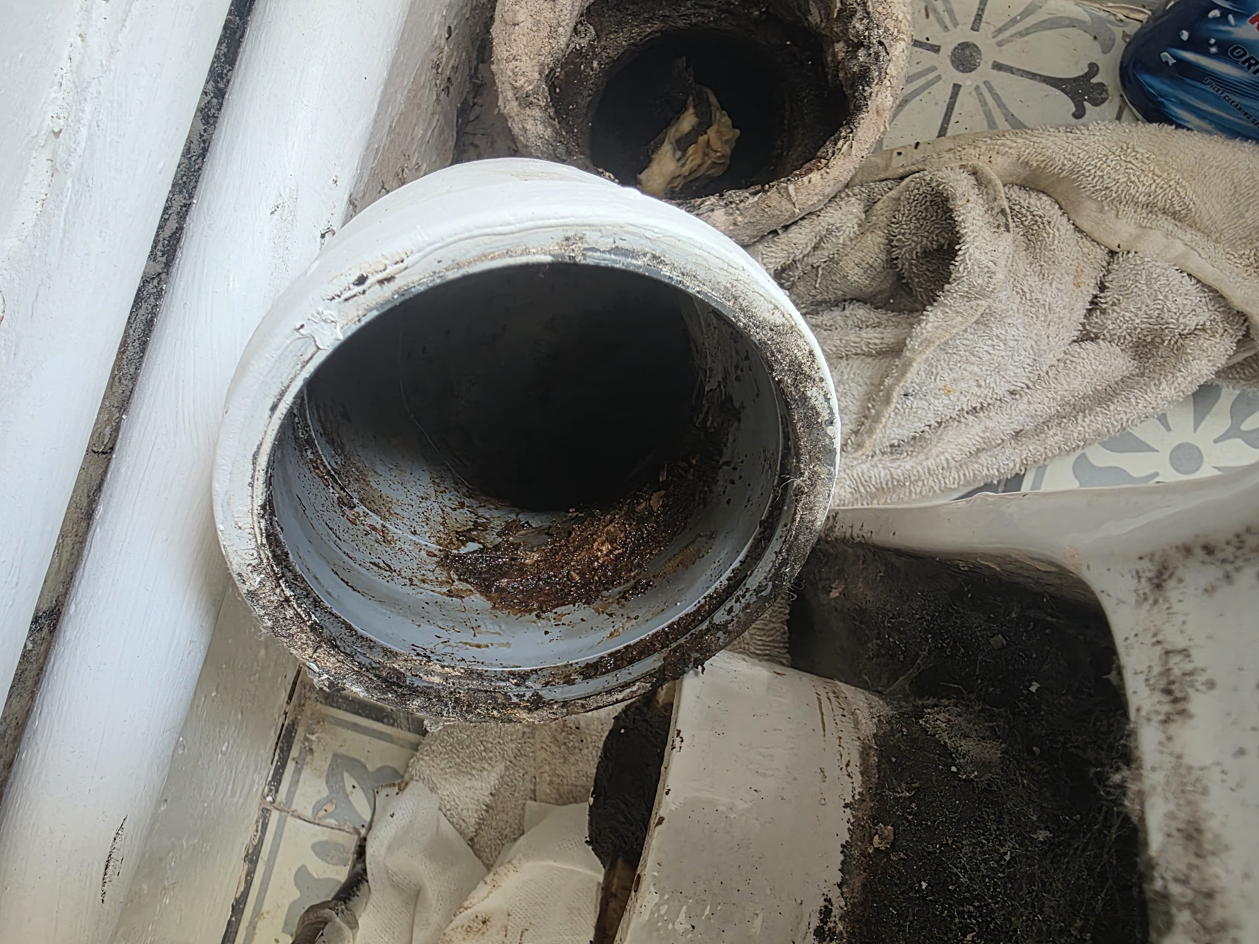 Waste fitting with a missing seal