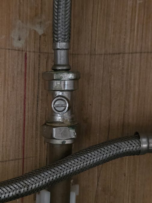 Slotted isolation valve closed with slot across the pipe