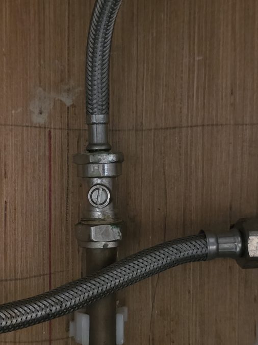 Slotted isolation valve open with slot in line with pipe