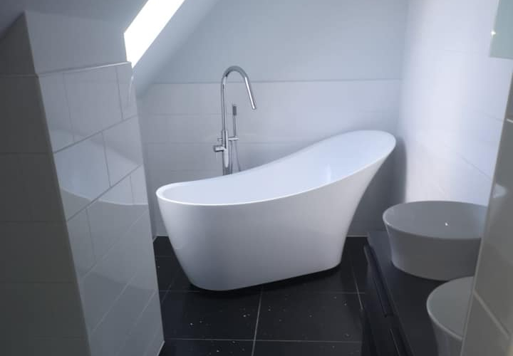 Free-standing bath installation